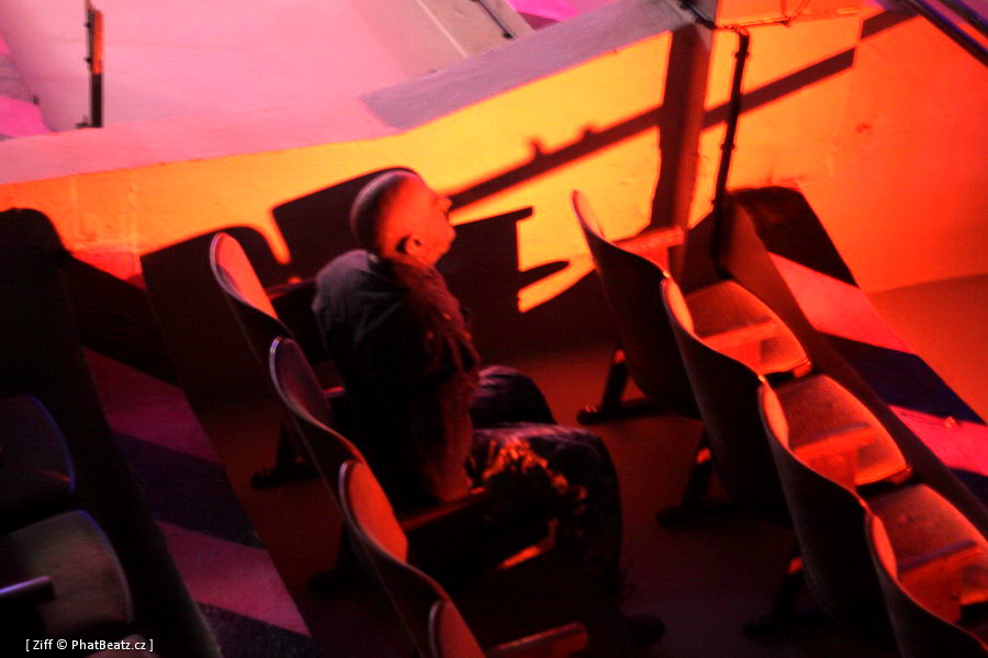 090414_MeetLight_07