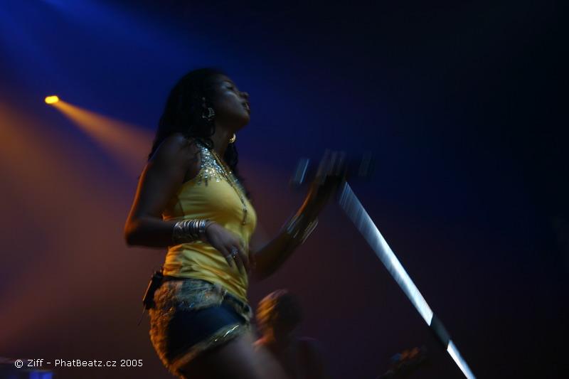 Kelis38
